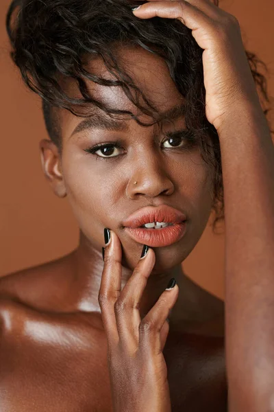 Visage Jeune Femme Noire Sensuelle Touchant Tête Regardant Caméra — Photo