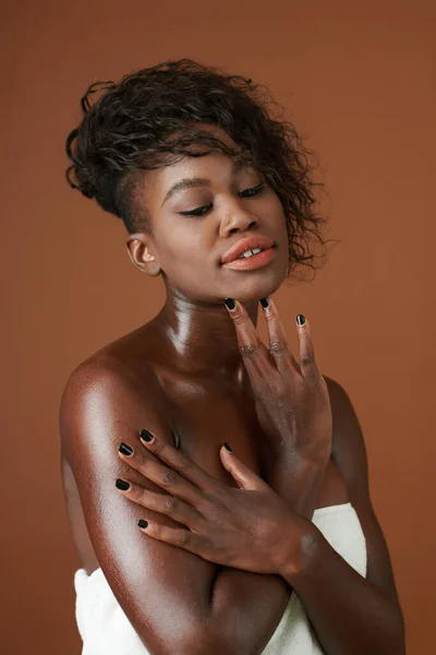 Portrait Jolie Jeune Femme Noire Touchant Peau Propre Lisse Après — Photo
