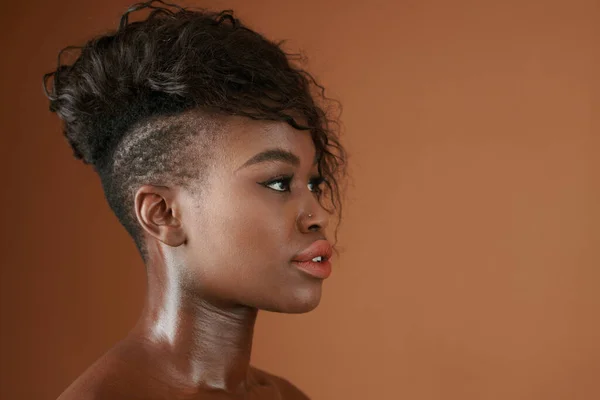 Jeune Femme Noire Avec Maquillage Naturel Coiffure Moderne Élégante Détournant — Photo