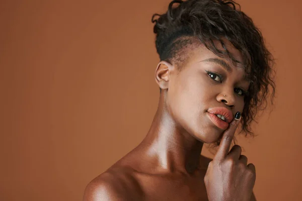 Genç Siyah Kadın Dudakları Dolgun Sessiz Hareketler Yapıyor Kameraya Bakıyor — Stok fotoğraf