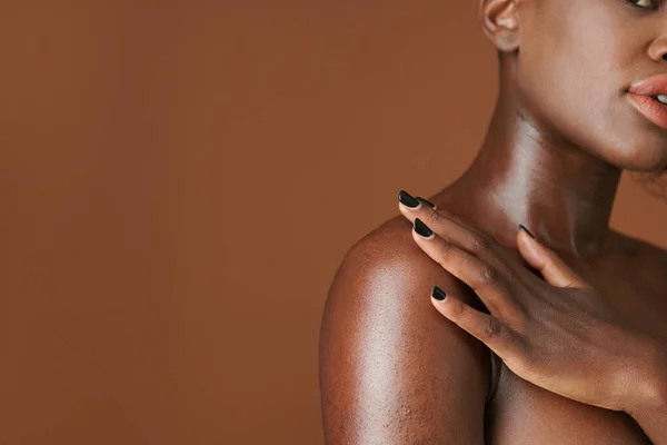 Przycięty Obraz Młodej Czarnej Kobiety Stosującej Nawilżający Olejek Ciała Prysznicu — Zdjęcie stockowe