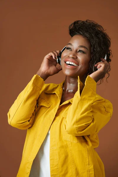 Retrato Joven Mujer Negra Feliz Escuchando Canción Favorita Los Auriculares — Foto de Stock