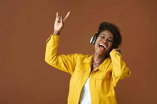 Kahverengi Kulaklıkla Rock Müzik Dinleyen Mutlu Genç Bir Kadın — Stok fotoğraf
