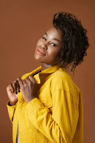 Kendine Güvenen Gülümseyen Genç Siyahi Kadının Portresi Ceket Yakasını Düzeltiyor — Stok fotoğraf
