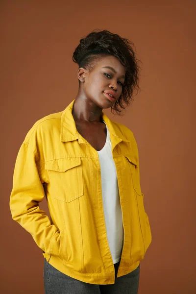 Portrait Jeune Femme Noire Confiante Jean Veste Jaune Regardant Caméra — Photo