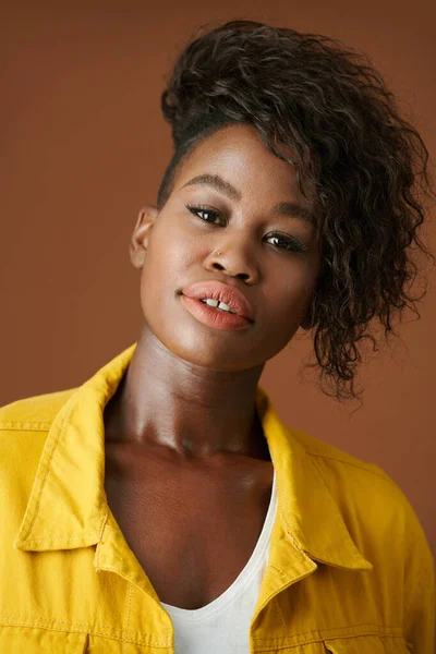 Kıvırcık Saçlı Dolgun Dudaklı Kameraya Bakan Güzel Siyahi Kadının Yüzü — Stok fotoğraf