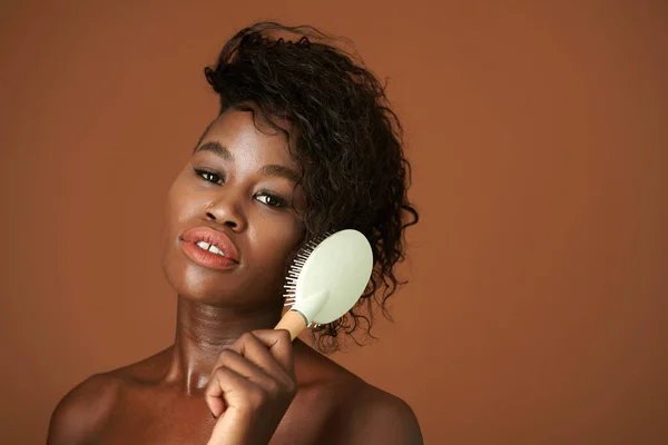 若い黒人女性のスタジオ肖像画朝シャワーの後に髪をブラッシング — ストック写真