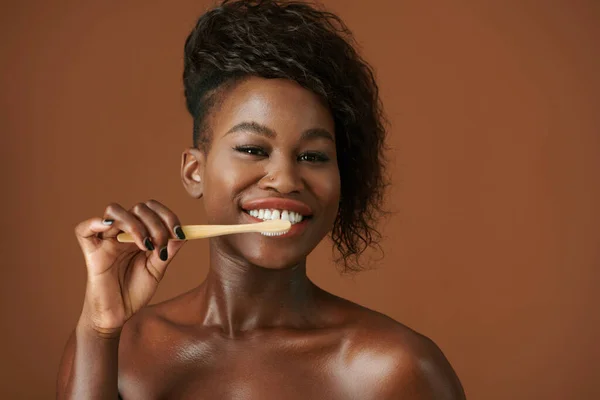 Jeune Femme Noire Excitée Brossant Les Dents Avec Dentifrice Blanchissant — Photo