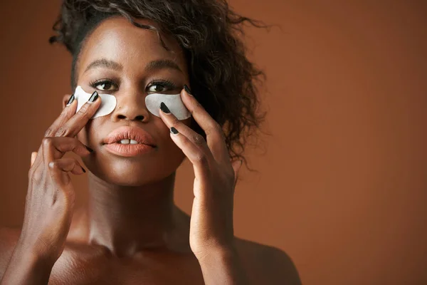 Junge Schwarze Frau Trägt Unteraugenpflaster Auf Die Haut Befeuchten Und — Stockfoto
