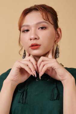 Ciddi bir transseksüel kadının stüdyo portresi.