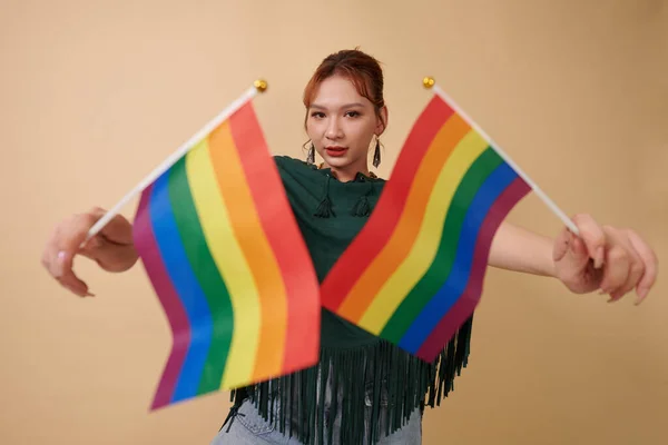 Transgender Kvinna Står Mot Gul Bakgrund Med Regnbåge Flaggor Dricka — Stockfoto