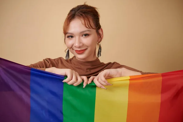 Porträt Einer Positiven Transgender Frau Mit Gestreifter Lgbt Fahne — Stockfoto