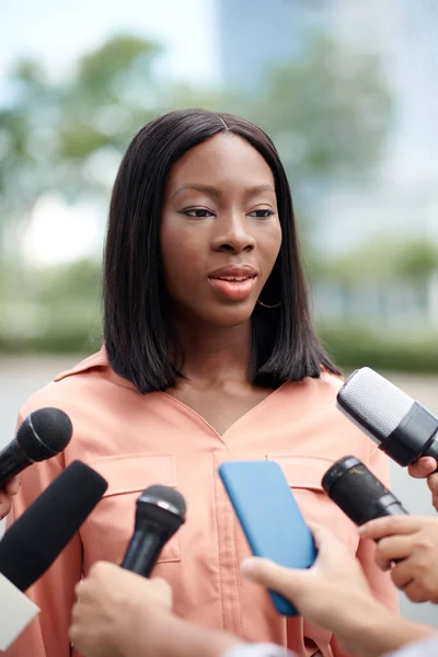 Genç Siyahi Politikacı Gazetecilerin Sorularını Yanıtlıyor — Stok fotoğraf