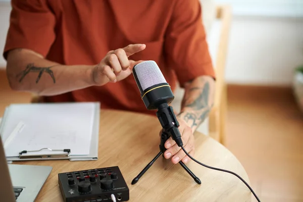 Image Rapprochée Podcaster Vérifiant Microphone Avant Enregistrer Pour Son Blog — Photo