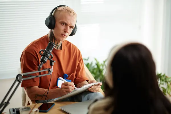 Rádio Hostitel Dělá Poznámky Když Mluví Hostem Talk Show — Stock fotografie