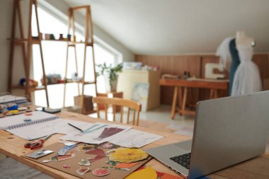 Masanın üzerinde, el sanatları tarafından yapılmış kesilmiş resimler ve çizimlerle açıldı.