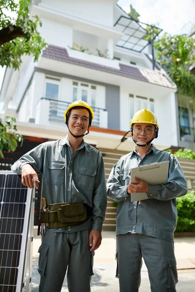 Empreiteiros Uniforme Cinza Pronto Para Instalar Painel Solar — Fotografia de Stock