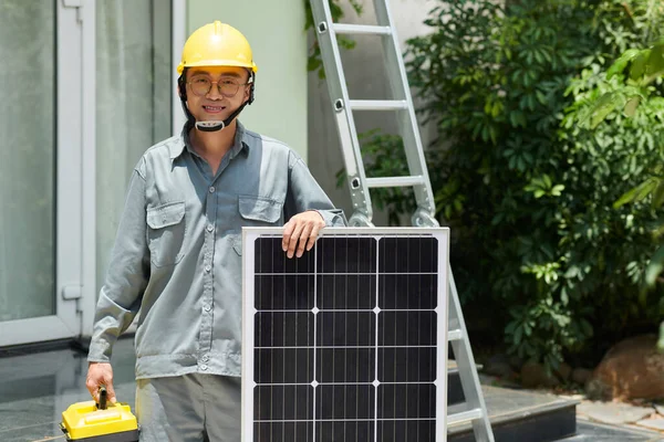 Empreiteiro Alegre Uniforme Cinza Lado Painel Solar — Fotografia de Stock
