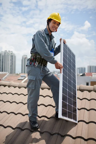 Construtor Alegre Telhado Com Painel Fotovoltaico — Fotografia de Stock