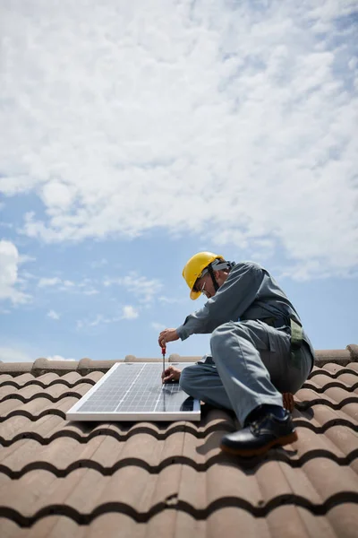 Bauarbeiter Uniform Installieren Solarmodul Auf Dach — Stockfoto