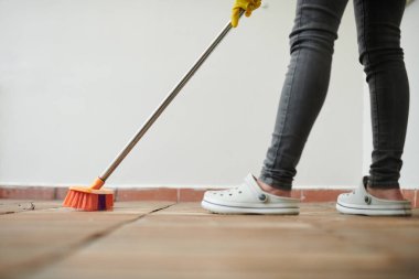 Arka bahçedeki fayansların temizlenmiş görüntüsü.