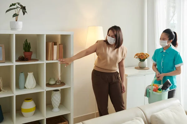 Positive House Owner Asking Professional Cleaner Wipe Dust Shelves — Stock Photo, Image