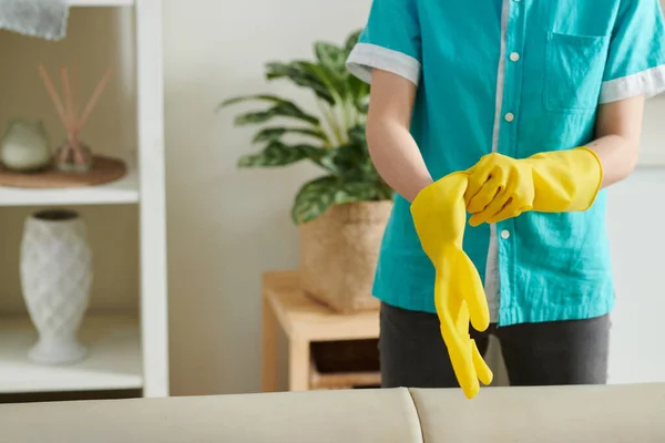 Limpiador Profesional Femenino Que Pone Guantes Silicona Antes Limpiar Casa —  Fotos de Stock
