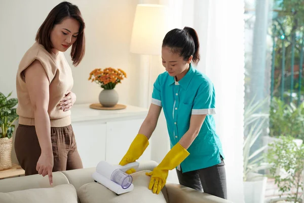 House Owner Asking Cleaner Vacuum Couch Pillow Upholstery Cleaner Two — Stock Photo, Image