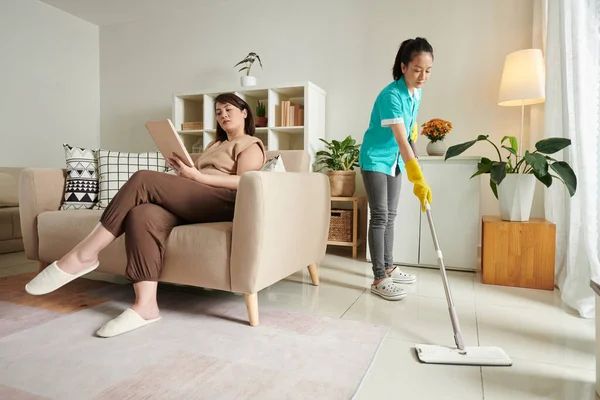 Mujer Relajante Sofá Con Buen Libro Cuando Criada Limpiar Piso — Foto de Stock