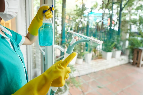 Επαγγελματίας Καθαριστής Προστατευτικά Γάντια Καθαρισμού Γυάλινη Πόρτα Σπρέι Και Ξύστρα — Φωτογραφία Αρχείου