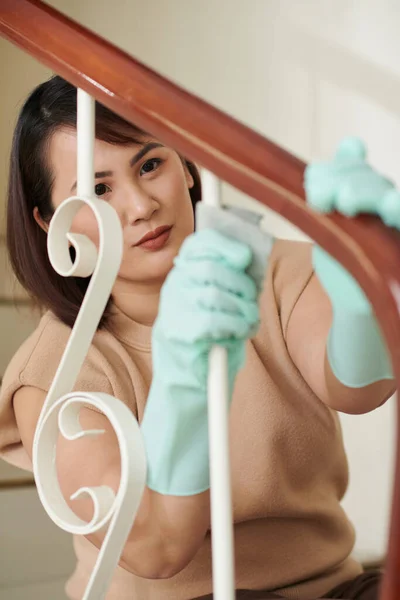 Mulher Usando Luvas Proteção Limpar Trilhos Com Pano Macio — Fotografia de Stock