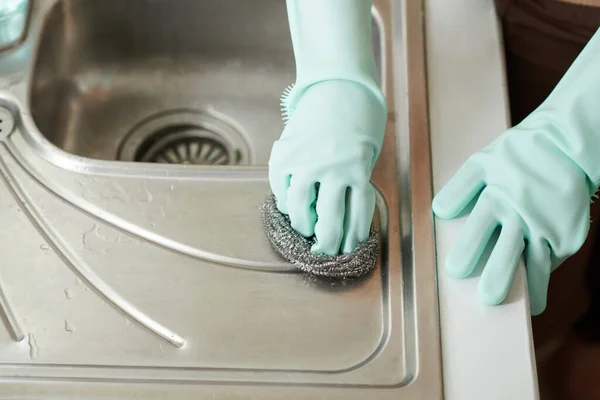 Imagen Cerca Mujer Que Usa Esponja Metálica Limpiar Fregadero Cocina —  Fotos de Stock