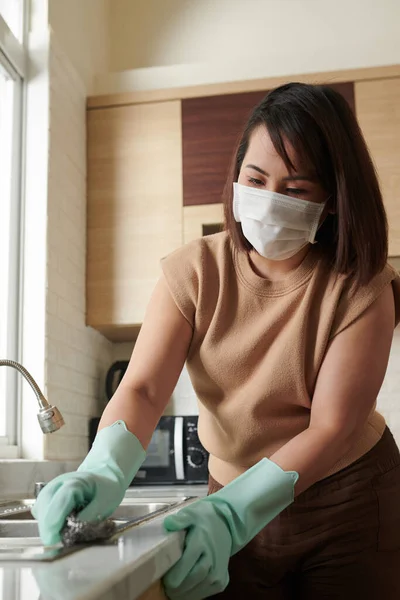 Donna Che Indossa Maschera Protettiva Durante Pulizia Lavello Con Detergente — Foto Stock