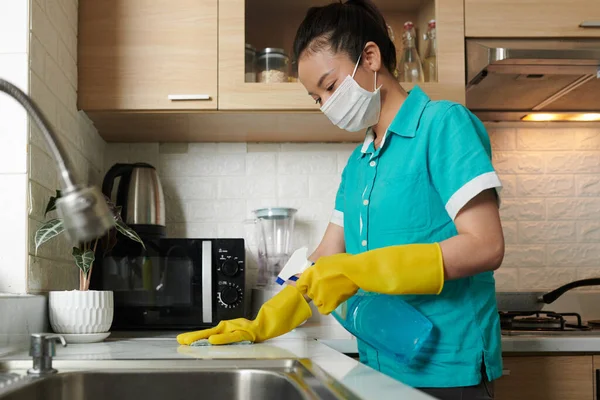 Profesyonel Temizlik Görevlisi Üniformalı Mutfağı Zehirli Deterjanlarla Temizlerken Maske Takıyor — Stok fotoğraf