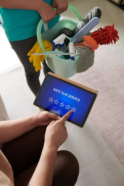 Tablet Bilgisayardaki Uygulamayla Temizleyici Kadın Müşteri Derecelendirme Hizmeti — Stok fotoğraf
