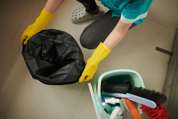 Γυναικείο Καθαριστικό Φορώντας Γάντια Σιλικόνης Κατά Την Αλλαγή Σακούλες Σκουπιδιών — Φωτογραφία Αρχείου