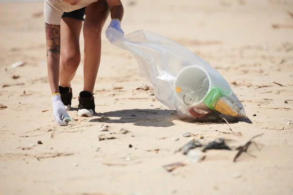 Przycięte Zdjęcie Kobiety Sprzątającej Plażę Odpadów Tworzyw Sztucznych — Zdjęcie stockowe