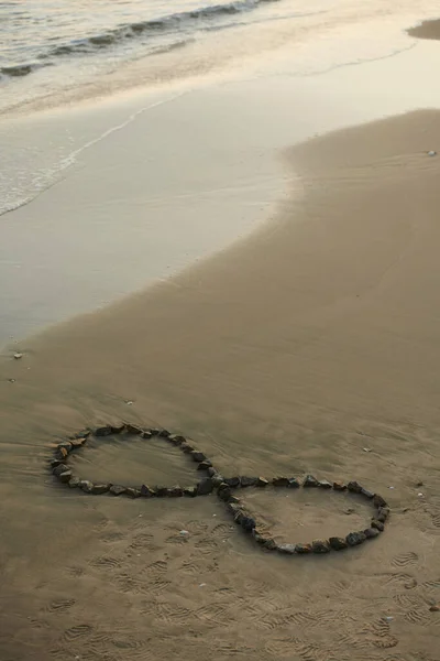 Знак Бесконечности Маленьких Камней Песчаном Пляже — стоковое фото