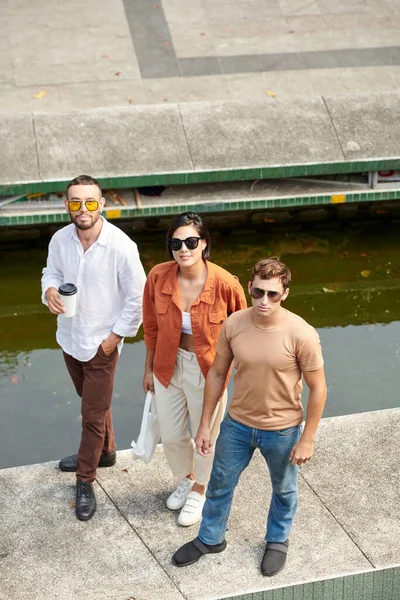 Gruppe Von Freunden Mit Sonnenbrille Steht Der Einschiffung Des Flusses — Stockfoto