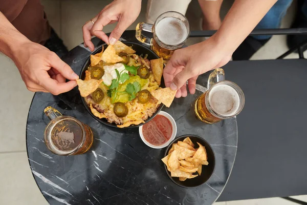 Hände Von Menschen Die Bier Mit Einer Schüssel Nacho Chips — Stockfoto