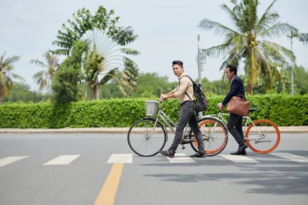 보행자 교차로에 도로를 자전거 — 스톡 사진