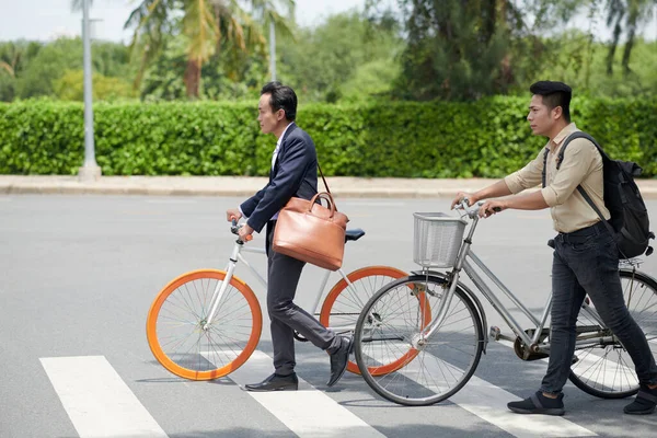 Entschlossene Vietnamesische Geschäftsleute Mit Fahrrädern Überqueren Straße Der Stadt Wenn — Stockfoto