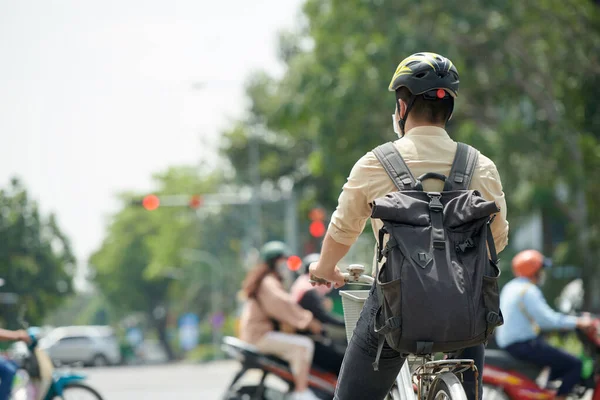 도시에서 자전거를 헬멧을 뒤에서 — 스톡 사진