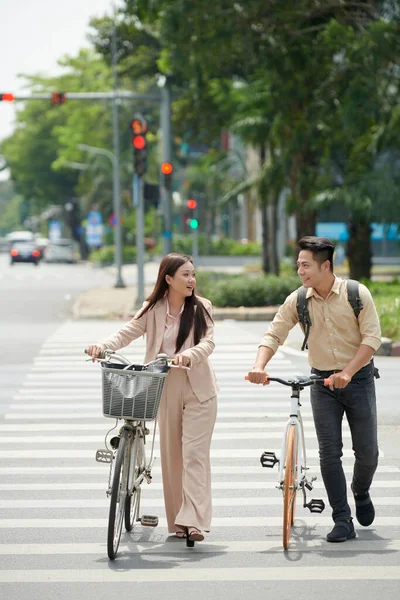 긍정적인 베트남 사업가와 자전거 교차로와 사업가 — 스톡 사진
