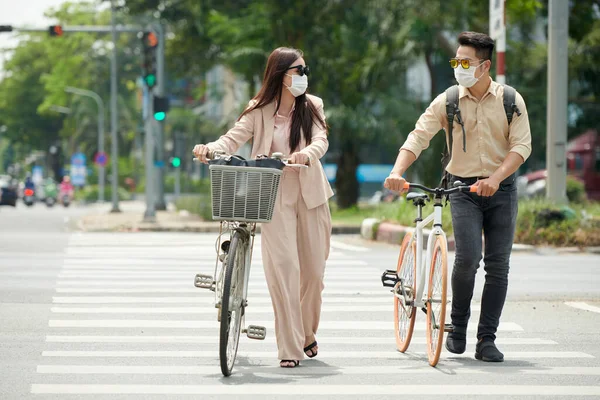 Güneş Gözlüğü Takan Sağlık Maskesi Takan Işadamları Yaya Geçidinden Karşıya — Stok fotoğraf