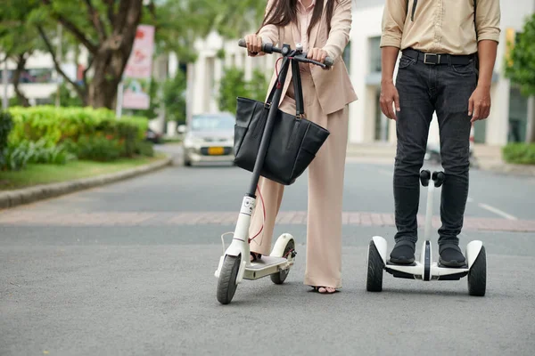 Şirketinin Çalışanları Kampüste Elektrikli Scooterlarla Geziyorlar — Stok fotoğraf