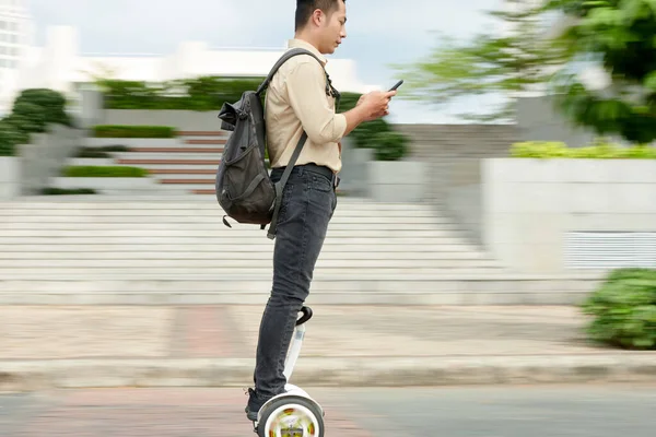 Estudante Universitário Com Mochila Verificando Smartphone Subir Scooter Movimento Turvo — Fotografia de Stock