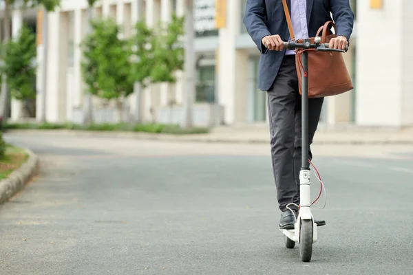 Zugeschnittenes Bild Eines Unternehmers Anzug Der Mit Einem Roller Einem — Stockfoto