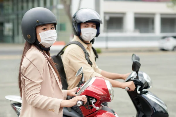 Asiatique Jeune Homme Femme Portant Des Masques Médicaux Des Casques — Photo
