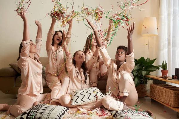 Grupo Excitado Jovens Mulheres Pijama Cetim Jogando Serpentina Holográfica — Fotografia de Stock
